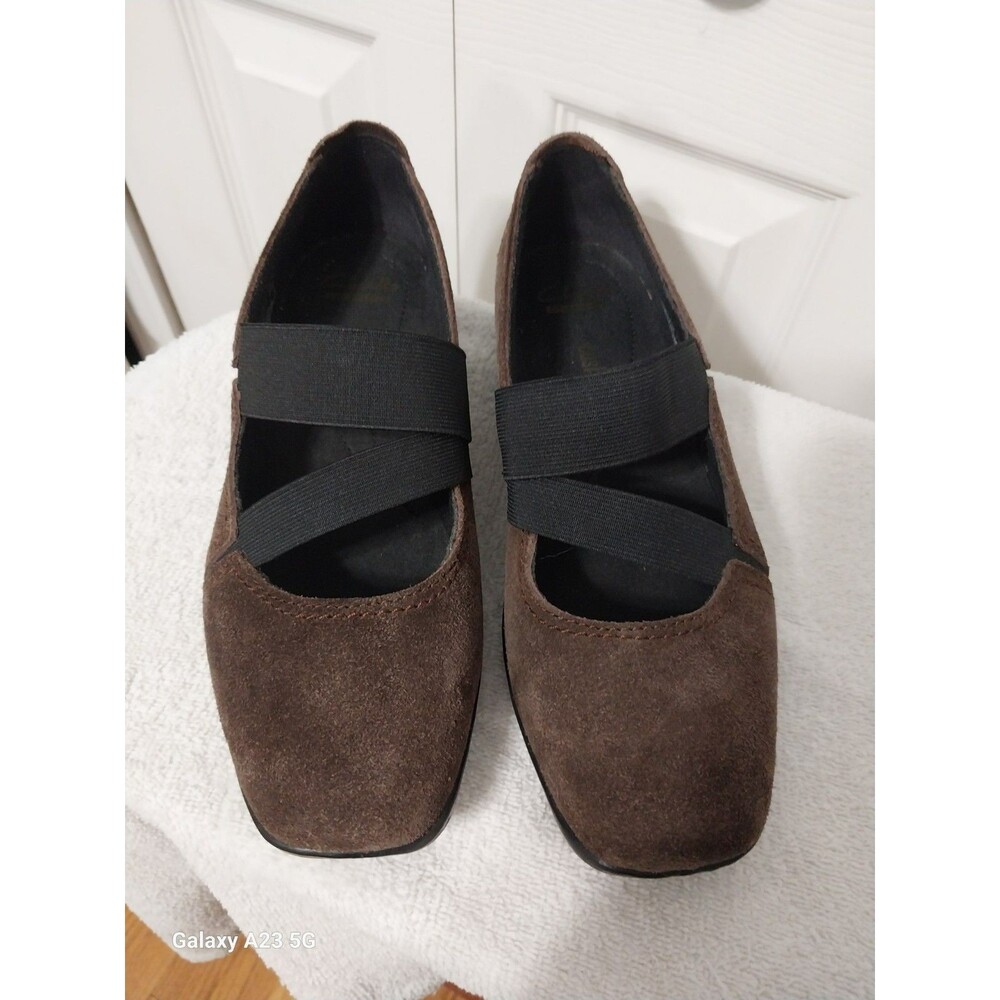 Clarks Soft Cushion Neutral Brown Suede Ballet Flats with Black Elastic SZ 8.5